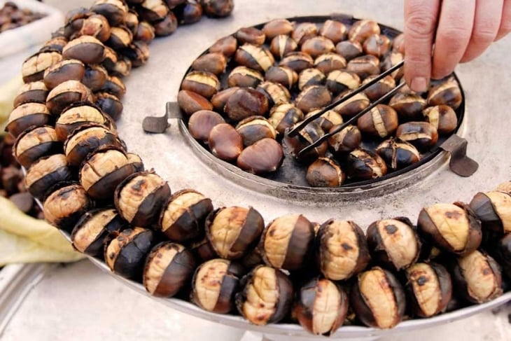 Roasted Chestnut in Istanbul - Rabbitmeal