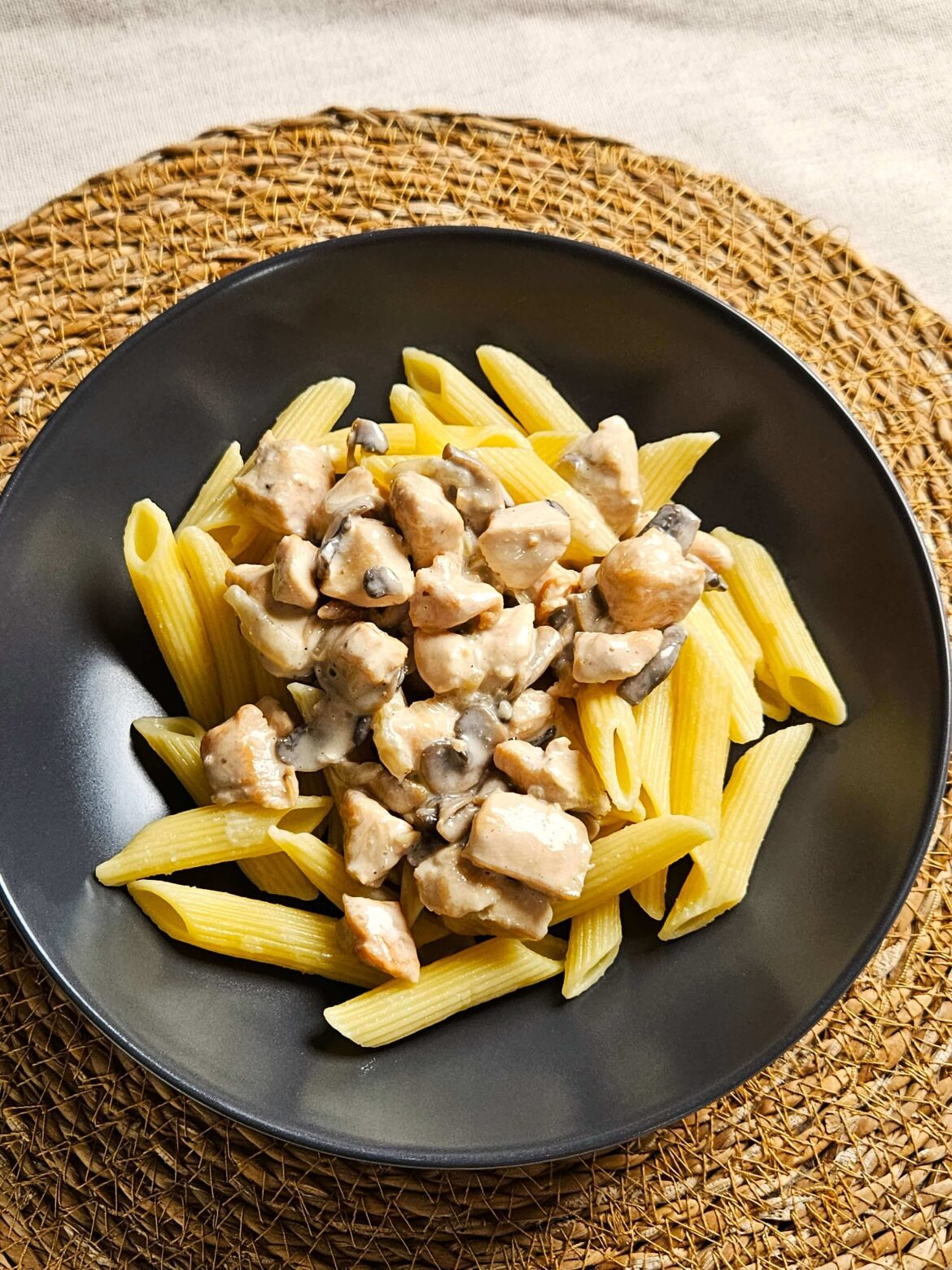 Creamy Mushroom Chicken Pasta - Rabbitmeal